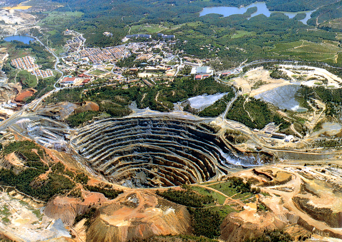 https://upload.wikimedia.org/wikipedia/commons/e/e9/Zona_Patrimonial_Cuenca_Minera_de_Riotinto-Nerva_%288093504336%29.jpg