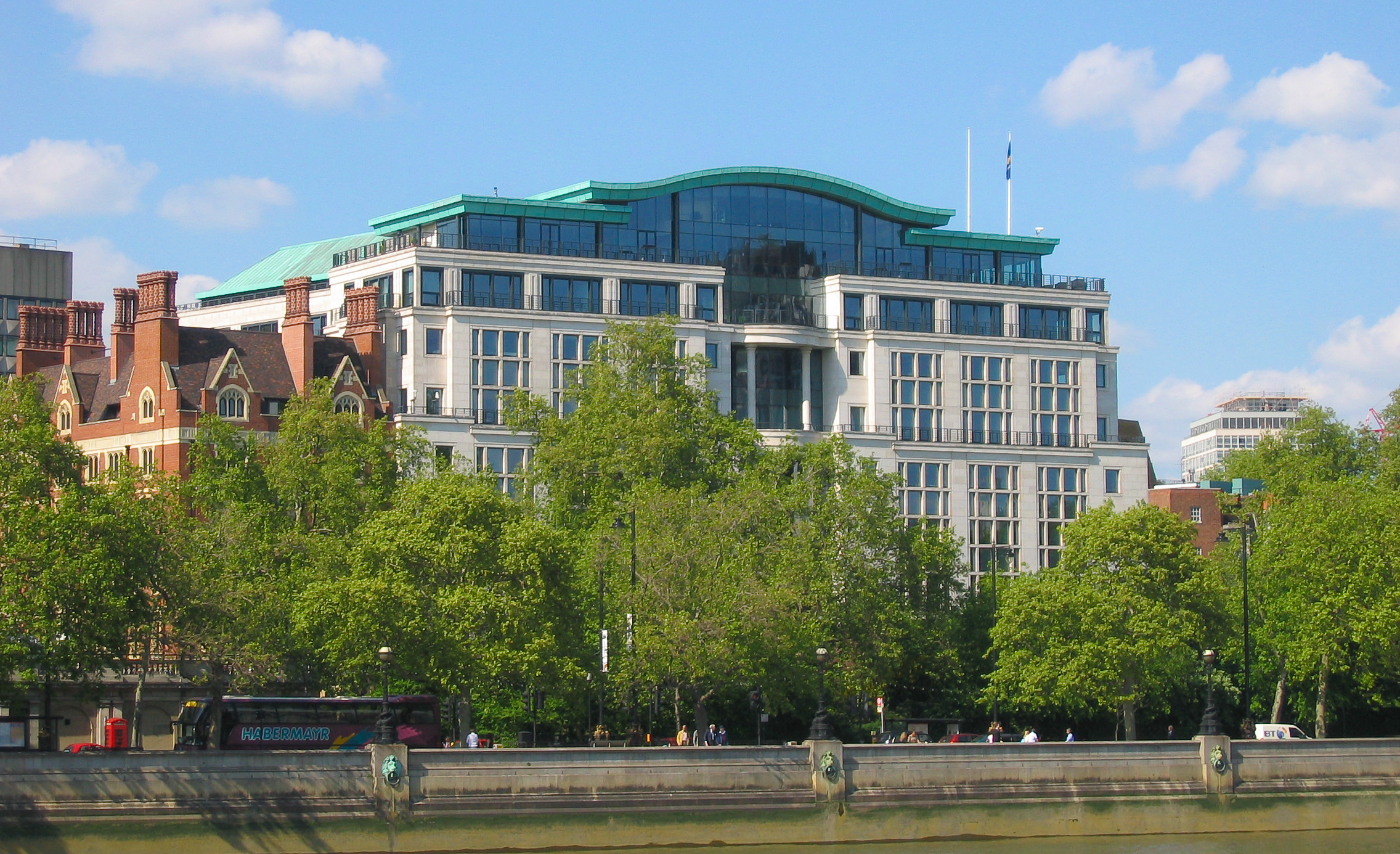 https://upload.wikimedia.org/wikipedia/commons/e/e2/British_American_Tobacco_Headquarters.jpg